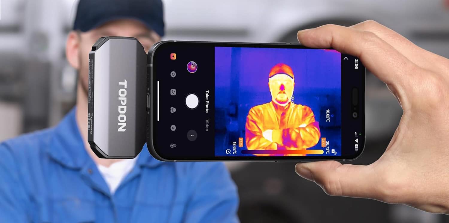 Topdon TC200C Infrarotkamera wird an einem iPhone montiert in Richtung einer Person gehalten